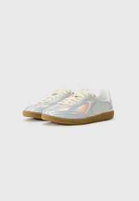 Sneaker olografico con una parte superiore lucente e iridescente, dettagli bianchi e una suola in gomma, dotato di allacciatura tradizionale e punta arrotondata.