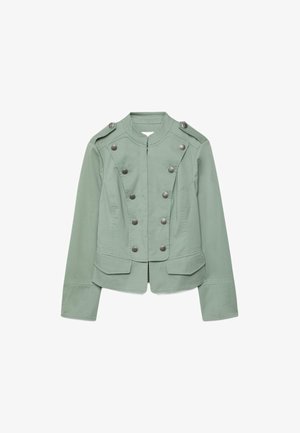 Legergroene jas in militaire stijl met dubbele rij metalen knopen, opstaande kraag, schouderstukken, klepzakken en lange mouwen.