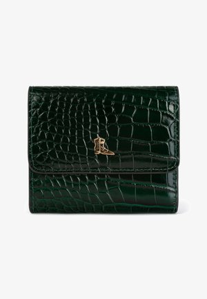 Groen leren portemonnee met krokodillenprint, gouden veterembleem, klepsluiting aan de voorkant en een gladde afwerking. Compacte rechthoekige vorm.