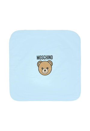 Jasnoniebieski koc z grafiką twarzy niedźwiedzia w kolorze brązowym oraz wyraźnym czarnym napisem "MOSCHINO" u góry. Miękka tkanina z zaokrąglonymi brzegami.