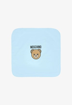 Vaippa vaaleansininen, jossa on ruskea karhufolio ja paksu musta teksti "MOSCHINO" ylhäällä. Pehmeä kangas, jolla on pyöristetyt reunat.