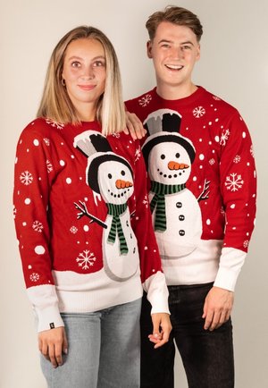 Rote Strickpullover mit Schneemann-Motiven, die schwarze Hüte, orange Karottennasen und grüne Schals tragen; weiße gerippte Bündchen und Saum.