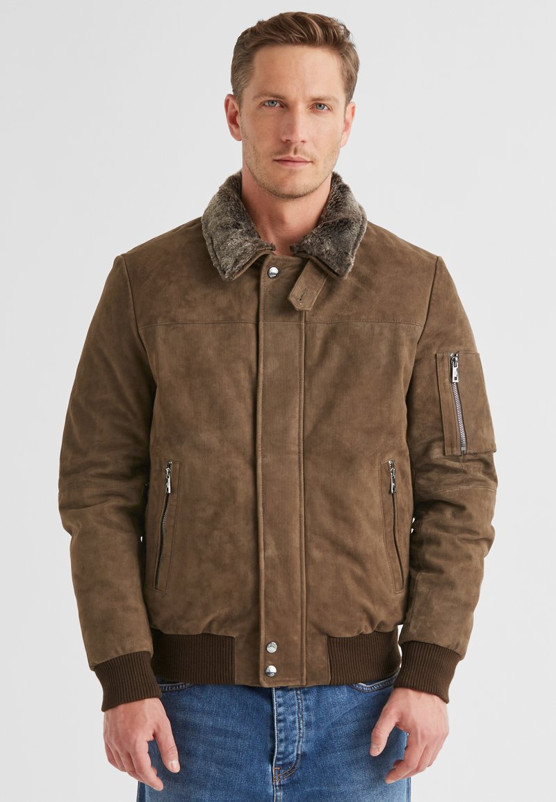 Braune Wildleder-Bomberjacke mit einem Kunstfellkragen, Reißverschlusstaschen, gerippten Bündchen und einer glatten Textur. Lässiges Design mit tailliertem Schnitt.