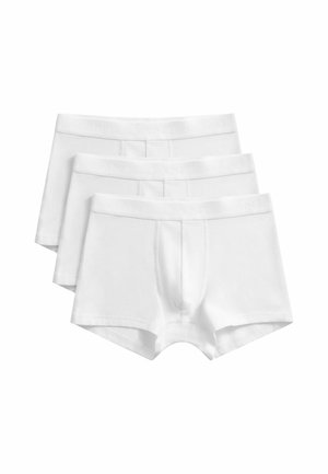 Drei weiße Herrenboxershorts gestapelt, die elastische Bundabschlüsse und Detail der vorderen Eingrifftasche vor weißem Hintergrund zeigen.