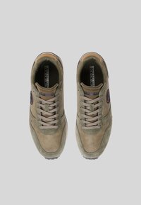 Sneaker verde oliva realizzate in materiali scamosciati e in rete, con lacci grigi, una toppa con logo rotondo e una suola testurizzata.