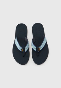 Svarte flip-flops med et mønstret stoffbånd i lyseblått og grønt. Sålen er teksturert og flat, merket med merkenavnet.