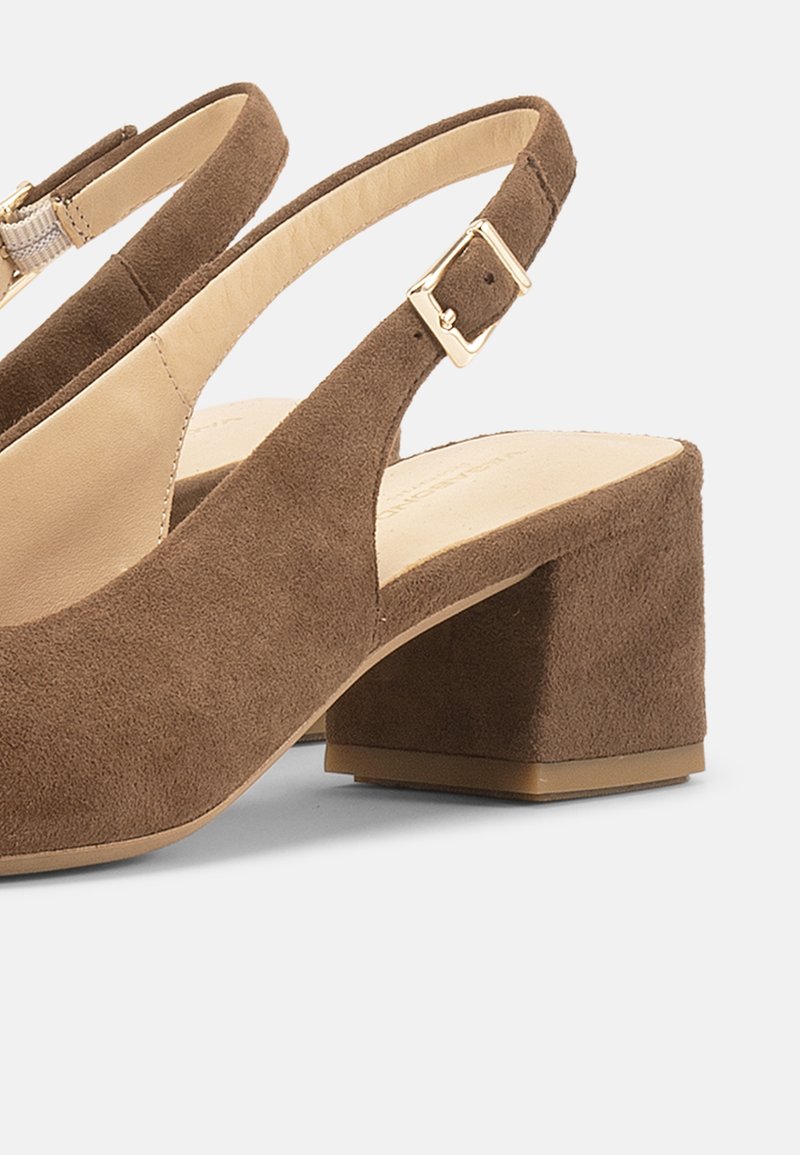 Braune Wildleder-Slingback-Schuhe mit Blockabsatz, quadratischer goldener Schnalle und beigem Innenfutter vor weißem Hintergrund.