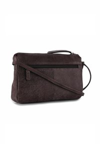 Borsa a tracolla in suede viola scuro con cerniera superiore, tasca frontale e tracolla removibile. Texture liscia con design minimalista.