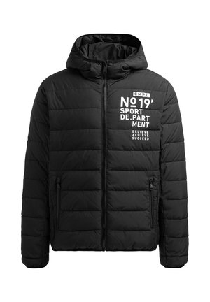 Doudoune noire avec fermeture éclair à l'avant, deux poches latérales, capuche et texte imprimé blanc sur la poitrine. Design matelassé avec une texture lisse.