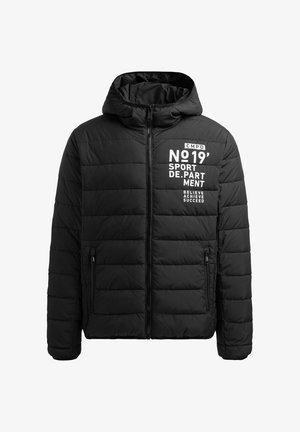 Schwarze Daunenjacke mit Reißverschluss vorne, zwei seitlichen Taschen, Kapuze und weißen gedruckten Text auf der Brust. Gequiltetes Design mit glatter Textur.