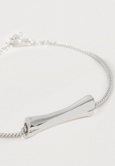 Hõbedast käevõru, millel on kett ja sile, piklik, kergelt kitsa keskosa triip peamise dekoratiivse elemendina.