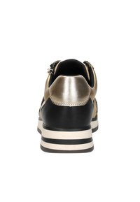 Zwarte en metallic gouden sneaker met een ronde neus, gestructureerde achterkant en gelaagde gestreepte zool in zwart en wit. Rits aan de zijkant.