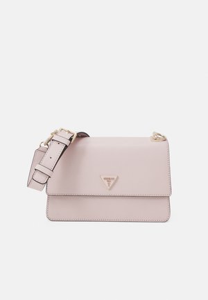 Borsa a tracolla in pelle Saffiano rosa chiaro, con pattina a ribalto, hardware dorato e tracolla staccabile. Dettaglio del logo a triangolo.