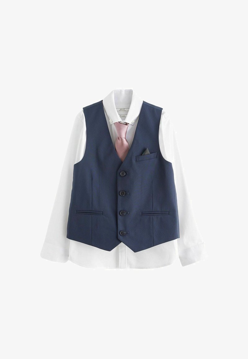 Mørkeblå vest med fem knapper, to forlommer og en slim fit, parret med en hvid langærmet skjorte og et lys pink slips.