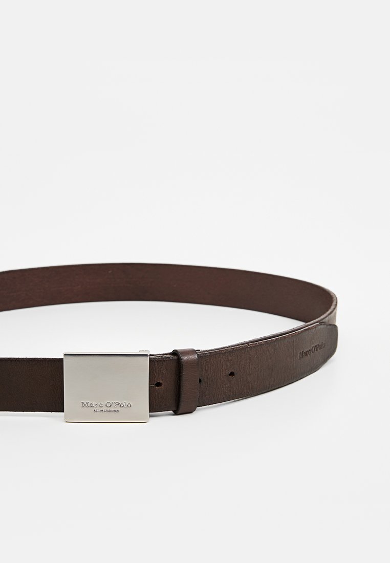 Brązowy skórzany pasek z kwadratową srebrną klamrą metalową z wytłoczonym logo "Marc O’Polo". Gładka tekstura i klasyczny design.