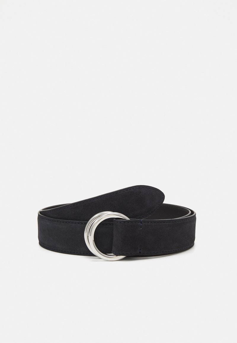 Marineblauer Wildledergürtel mit einer silbernen, runden Schnalle, die eine glatte Textur und ein einfaches Design aufweist, ungefähr 4 cm breit.