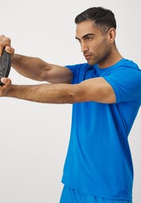 Under Armour VANISH SEAMLESS NOVELTY  - Print T-shirt - blue atlantis/white