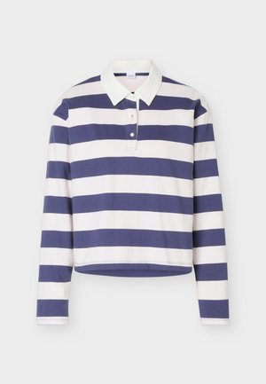 Maillot de rugby à manches longues avec rayures horizontales bleu marine et blanc et un col blanc, doté d’une patte à deux boutons.