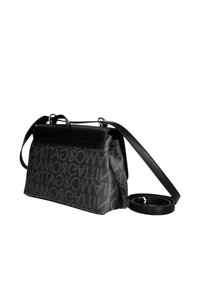 Borsa nera con tessuto testurizzato e grande stampa del logo, forma strutturata, manico superiore e tracolla regolabile.
