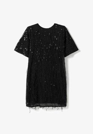 Juoda trumpa suknelė su trumpomis rankovėmis ir apvaliu iškirpimu, dekoruota vertikaliomis juodomis blizgučiais ir frizais visame paviršiuje.