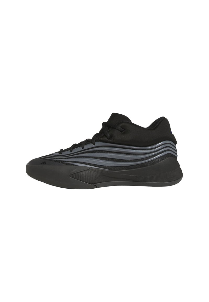 Chaussure de sport noire avec une semelle en caoutchouc texturée, arborant des rayures ondulées noires et grises sur les côtés et un design montante pour un meilleur soutien de la cheville.