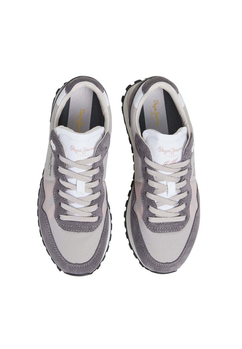 Sneakers atletici grigi e bianchi realizzati in camoscio e mesh, con suola testurizzata, design con lacci e dettagli con il logo sulla linguetta.