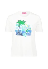 T-shirt blanc à manches courtes avec un graphisme de palmier tropical, un design de boisson bleue et des accents de texte en vert et bleu. Tissu en coton doux.