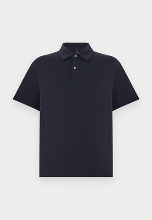 Musta, lyhythihainen poolopaita, jossa on kaksinappinen nappilista ja klassinen kaulus, yksinkertaisella vaalealla taustalla.