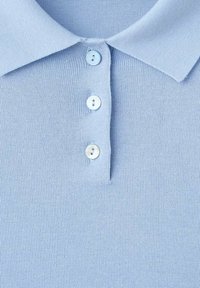 Hellblaues Poloshirt mit strukturiertem Strick, mit Kragen und drei weißen Knöpfen auf der Vorderseite. Keine Muster oder zusätzlichen Details.