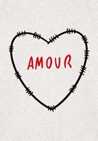 Tessuto grigio chiaro con un contorno di cuore nero ricamato a punto visibile, testo centrale con scritto "AMOUR" in lettere rosse in grassetto.