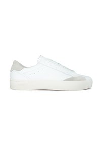 Sneaker in pelle bianca con accenti in scamosciato grigio, punta rotonda, suola piatta in gomma e lacci frontali. I lati presentano dettagli perforati.