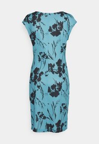 Korte mouwen jurk in lichtblauwe stof met een zwart bloemenpatroon, getailleerd ontwerp en knielange snit. Achteraanzicht weergegeven.