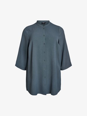 Camisa de botones de color verde oscuro con cuello mandarín, mangas de tres cuartos, tejido texturizado y corte relajado. Superficie lisa con rayas sutiles.