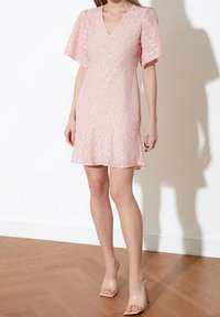 Trendyol Cocktailklänning - pink