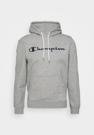 Hellgrauer Kapuzenpullover mit weißen Kordeln, vorderer Kängurutasche und dunkelblauem "Champion"-Logo auf der Brust.