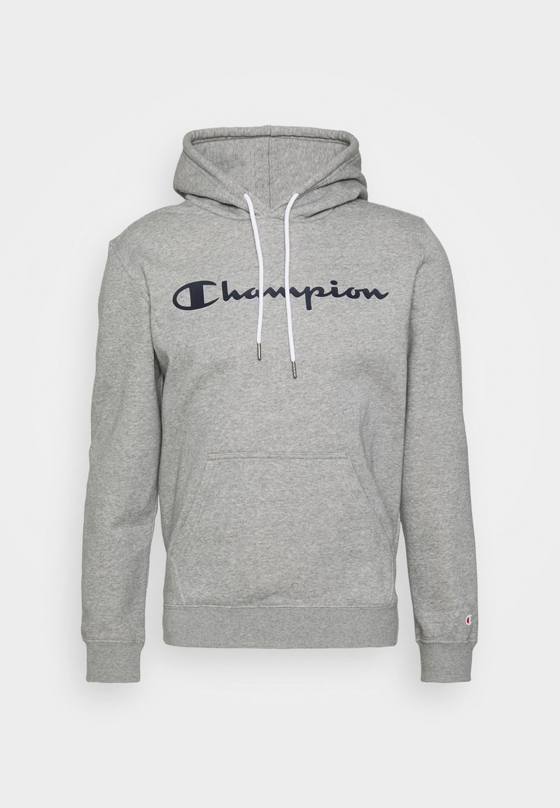 Sweat à capuche gris clair avec cordons blancs, poche kangourou devant et logo "Champion" bleu foncé sur la poitrine.