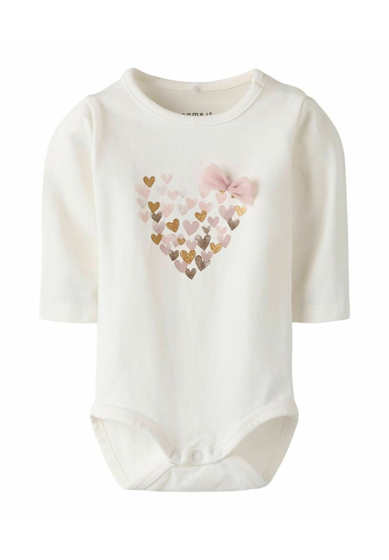 Weißer Langarm-Body mit einem Herzen, das aus bunten Herzen in Pink, Gold und Braun besteht, verziert mit einer pinken Schleife auf der linken Seite.
