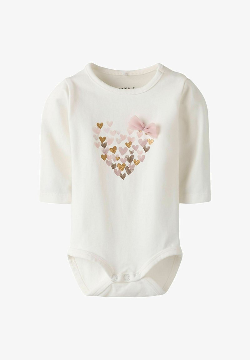 Biały body z długimi rękawami z sercem złożonym z wielokolorowych serc w odcieniach różu, złota i brązu, ozdobione różową kokardką po lewej stronie.