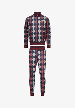 Chándal en navy, burdeos y patrón de diamante crema; chaqueta con cremallera y puños acanalados, pantalones a juego con cinturilla elástica y acento de logo.