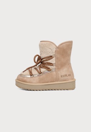 Bottine Replay beige avec un empiècement avant en fourrure, des lacets marron, une épaisse semelle plateforme et des détails logo.