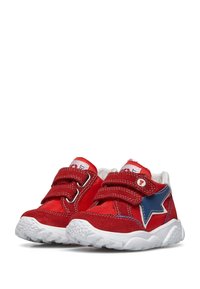 Sneakers rossi per bambini realizzati in tessuto e camoscio, con accentuazione a stella blu, cinturini in velcro e suola in gomma bianca testurizzata.