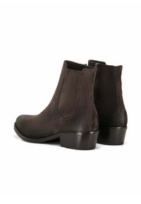 Un paio di stivaletti alla caviglia in suede marrone scuro con tacco basso a blocco e pannelli elastici laterali, visti dal retro e di lato su uno sfondo bianco.