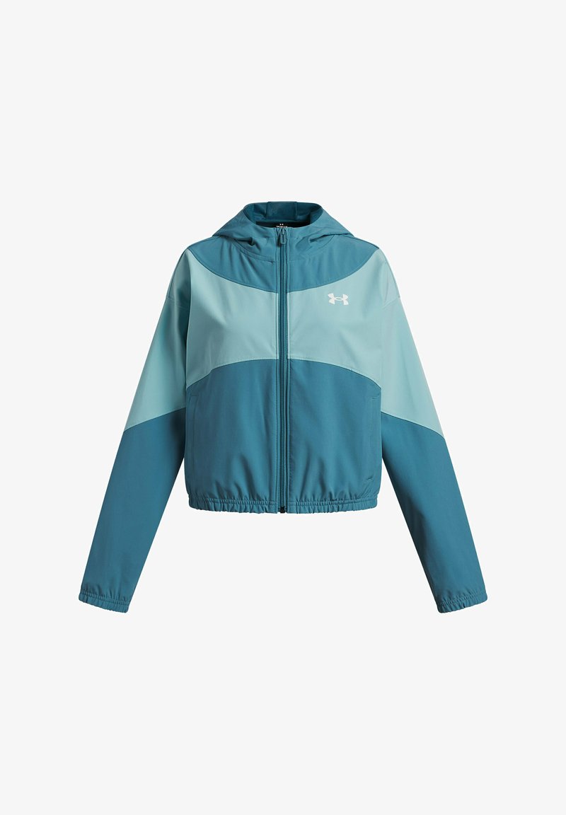 Tirkīzzila sporta jaka ar kapuci, ar priekšpusi ar rāvējslēdzēju, elastīgu vidukli un gaisīgi zilām akcentēm; izgatavota no viegla, elpojoša materiāla.