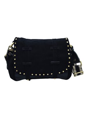 Sac à épaule en daim noir avec des clous ronds dorés le long des bords du rabat et une bandoulière réglable arborant un motif tissé noir et blanc.