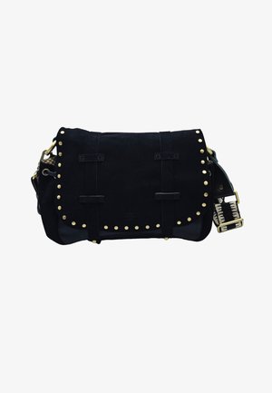 Sac à épaule en daim noir avec des clous ronds dorés le long des bords du rabat et une bandoulière réglable arborant un motif tissé noir et blanc.