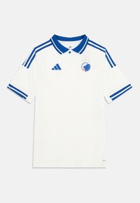 Biele športové polo tričko s modrým golierom, modrými pruhmi Adidas na pleciach a rukávoch a modrým logom klubu s levom na hrudi.
