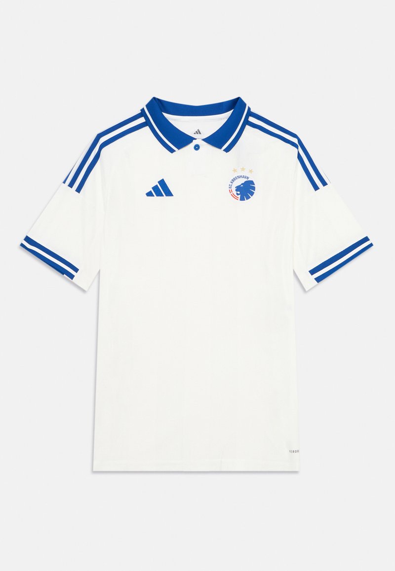 Biele športové polo tričko s modrým golierom, modrými pruhmi Adidas na pleciach a rukávoch a modrým logom klubu s levom na hrudi.