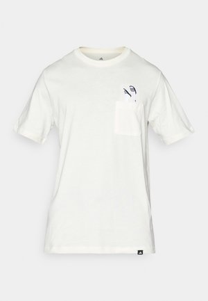 Weißes Kurzarm-T-Shirt aus weichem Stoff. Mit einer Brusttasche, die ein Grafik von zwei Golfschlägern zeigt. Etikett an der unteren linken Seite.