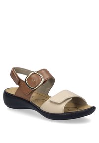 Braune und beige Leder-Sandale mit verstellbarem Knöchelriemen, runder Schnallendetails, offenem Zehenbereich und strukturiertem Fußbett. Schwarze Gummisohle.