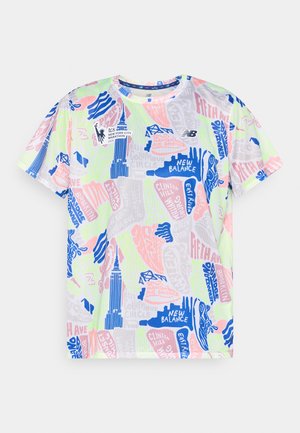 T-shirt a maniche corte in maglia, realizzato in tessuto a rete leggero con stampa grafica multicolore che presenta punti di riferimento e frasi in blu, rosa e verde.